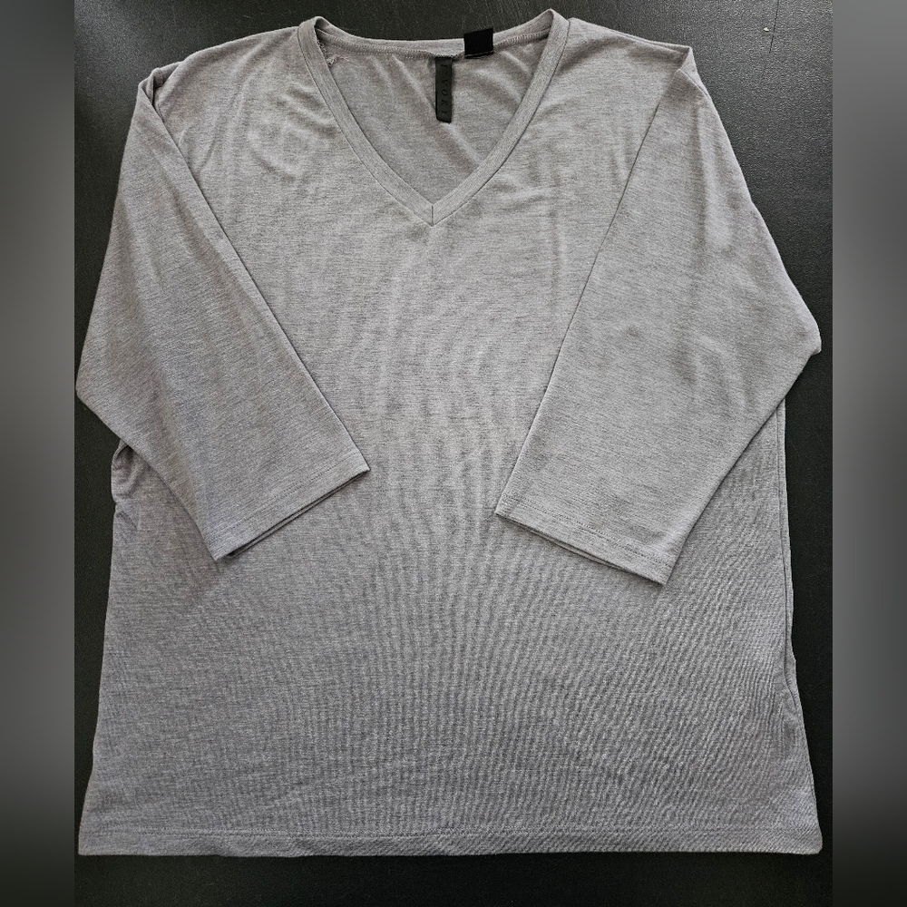NWT - Ivory Brand Gray V-Neck Stretch Top - Size 2X